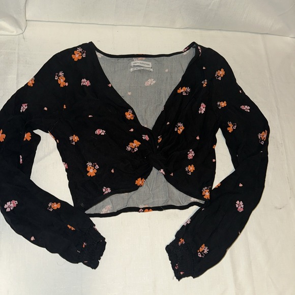 Urban Outfitters Tops - Urban Outfitted Black/peach/pink Flowers Cropped Long Sleeve Shirt Size‎ Small